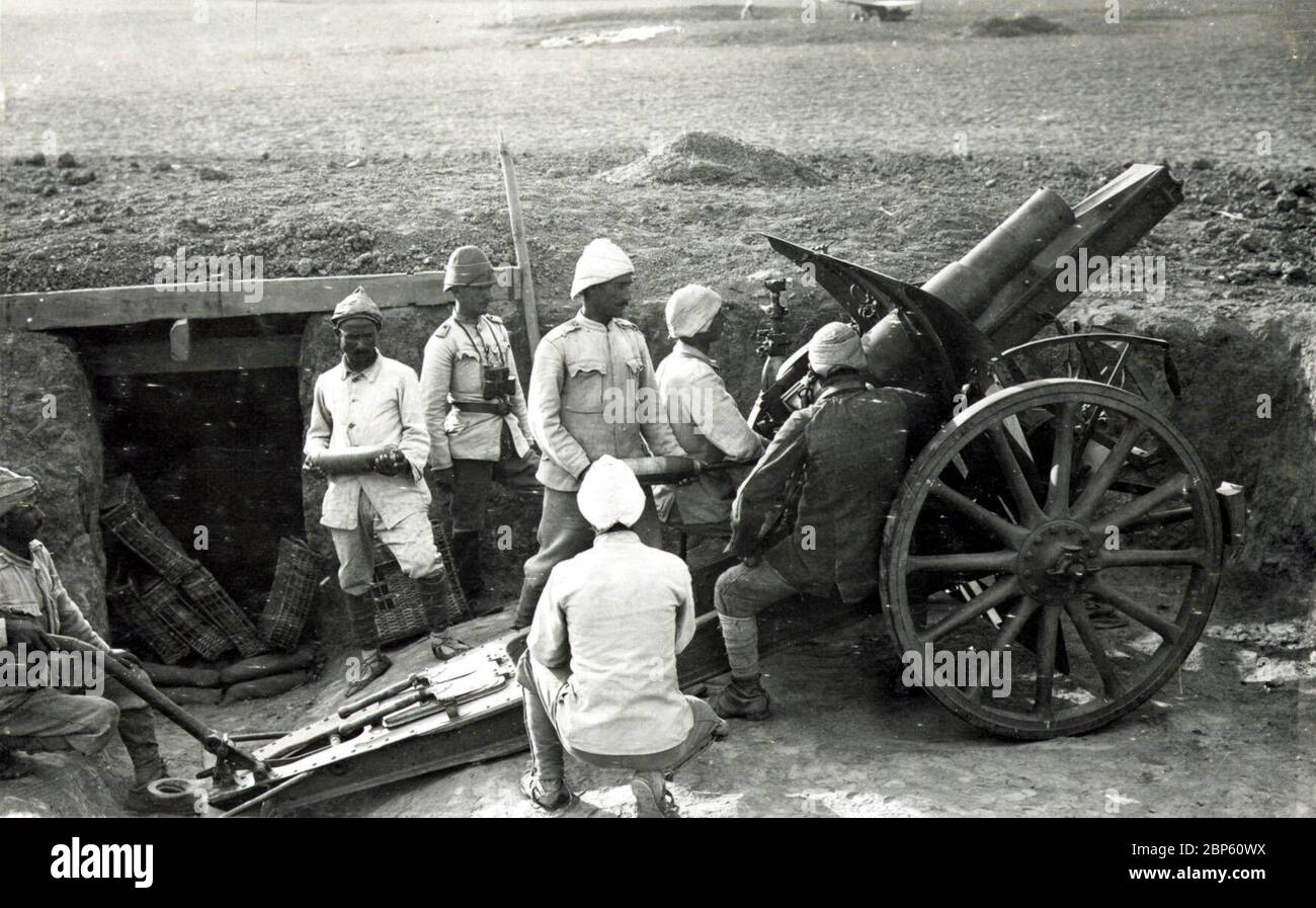 10,5 cm Feldhaubitze 98/09 et artilerines ottomanes Banque D'Images