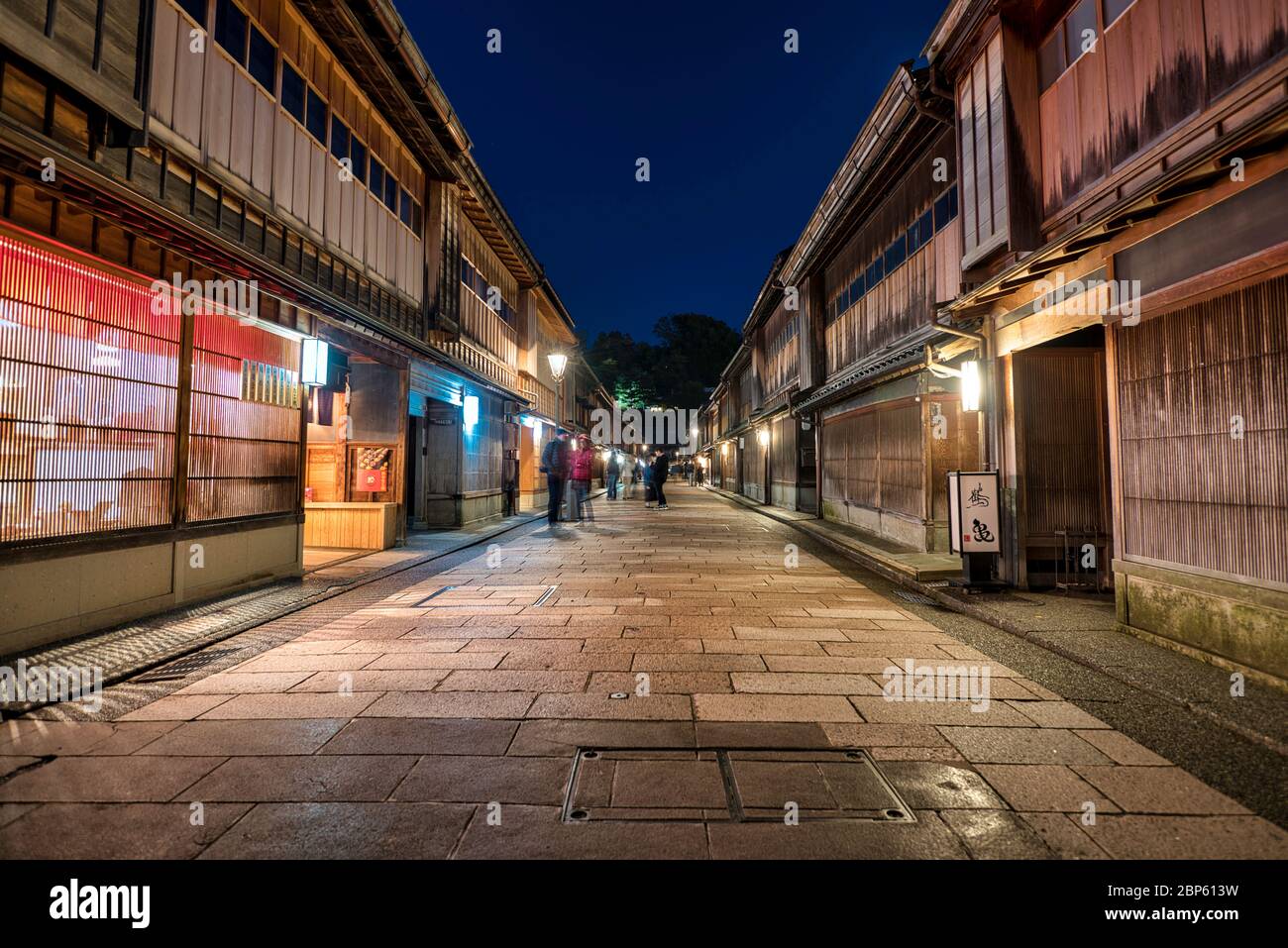 Ombres de la nuit, quartier Higashi Chaya, Kanazawa, Japon. Banque D'Images