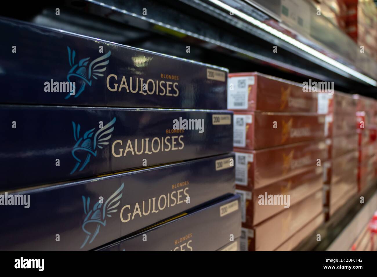 Aéroport, palma, majorque, espagne, 2019 avril 14 : cigarettes gauloises sur les étagères à vendre dans une boutique hors taxes Banque D'Images