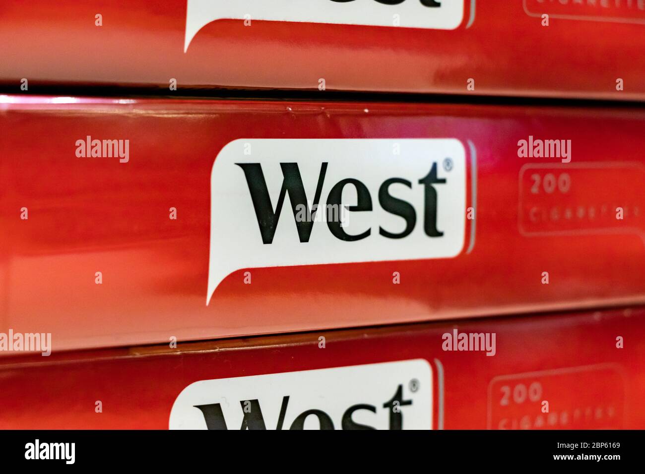 Aéroport, palma, majorque, espagne, 2019 avril 14 : West cigarette sur les étagères à vendre dans une boutique hors taxes Banque D'Images