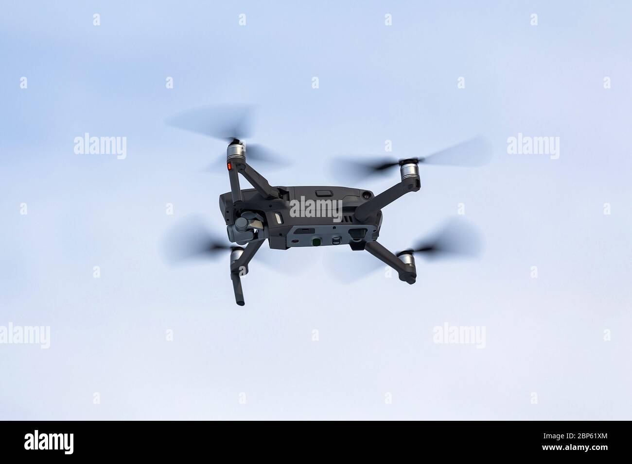 Gros plan d'un quadricoptère moderne avec une caméra vidéo sur un fond de ciel clair Banque D'Images