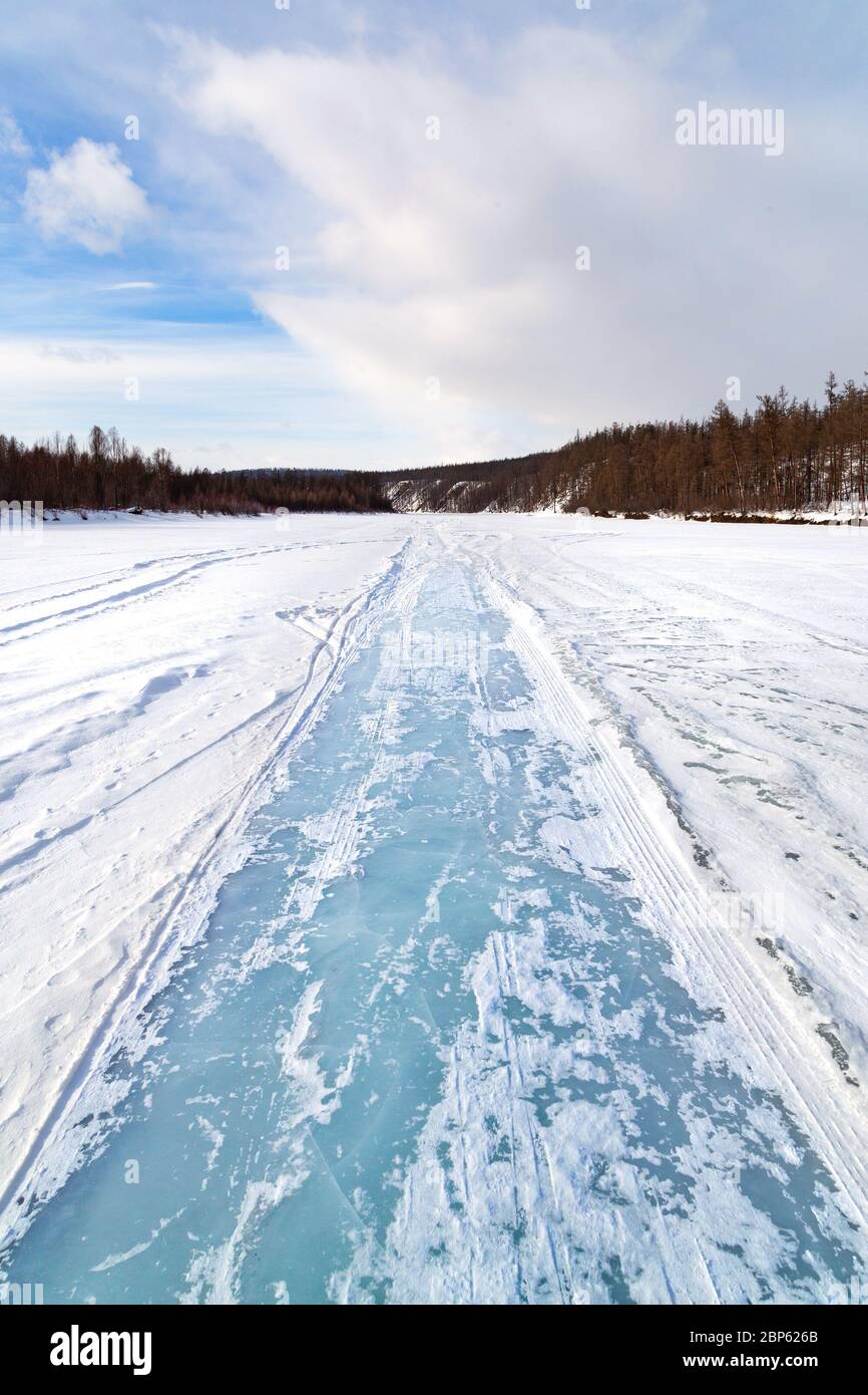 Route de glace d'hiver sur la rivière Chulman dans le sud de Yakutia, Russie Banque D'Images