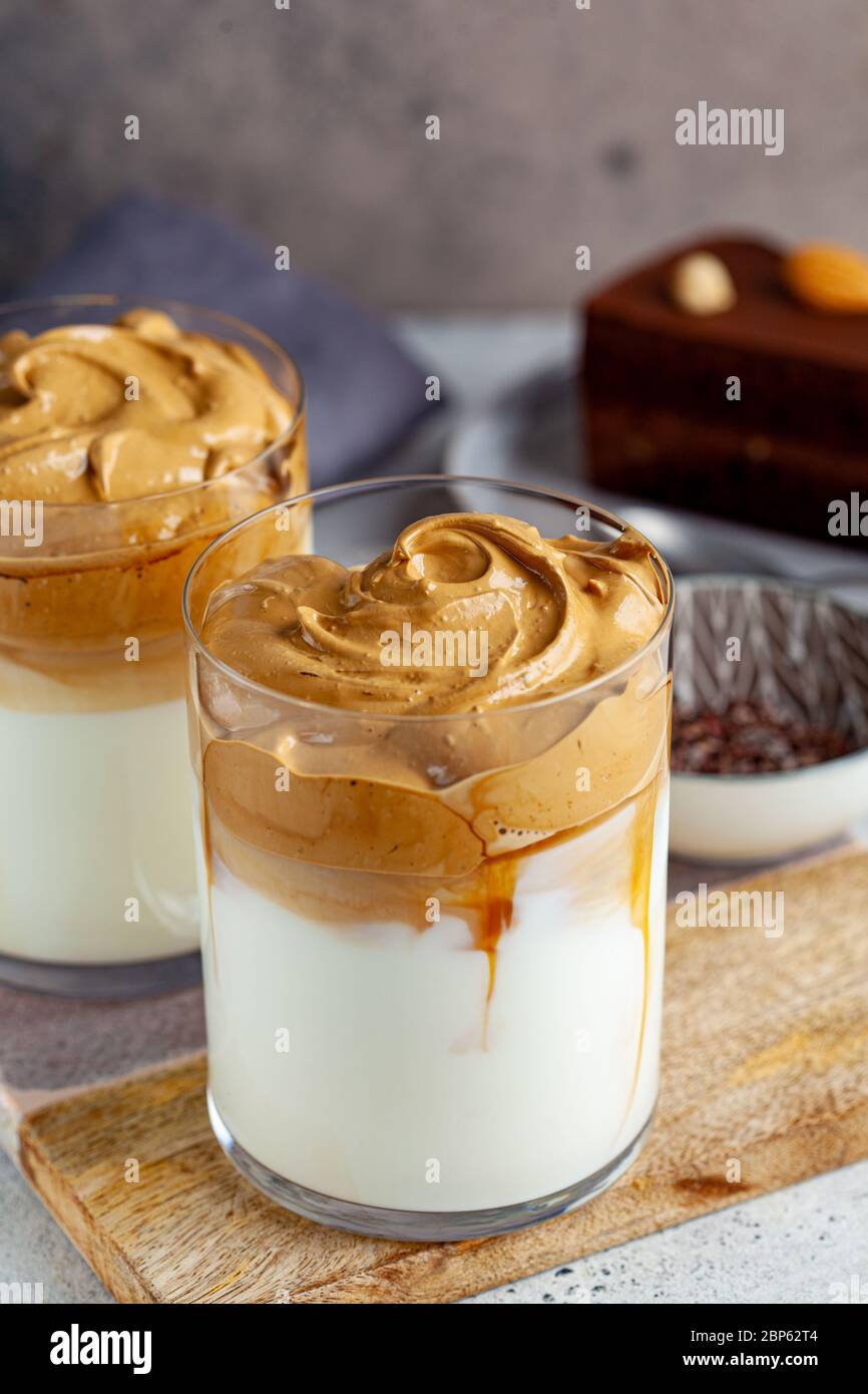 Café de Dalgona froid. Boisson de la mode coréenne. Buvez avec du lait froid et de la mousse de crème de café dans des verres en verre. Banque D'Images