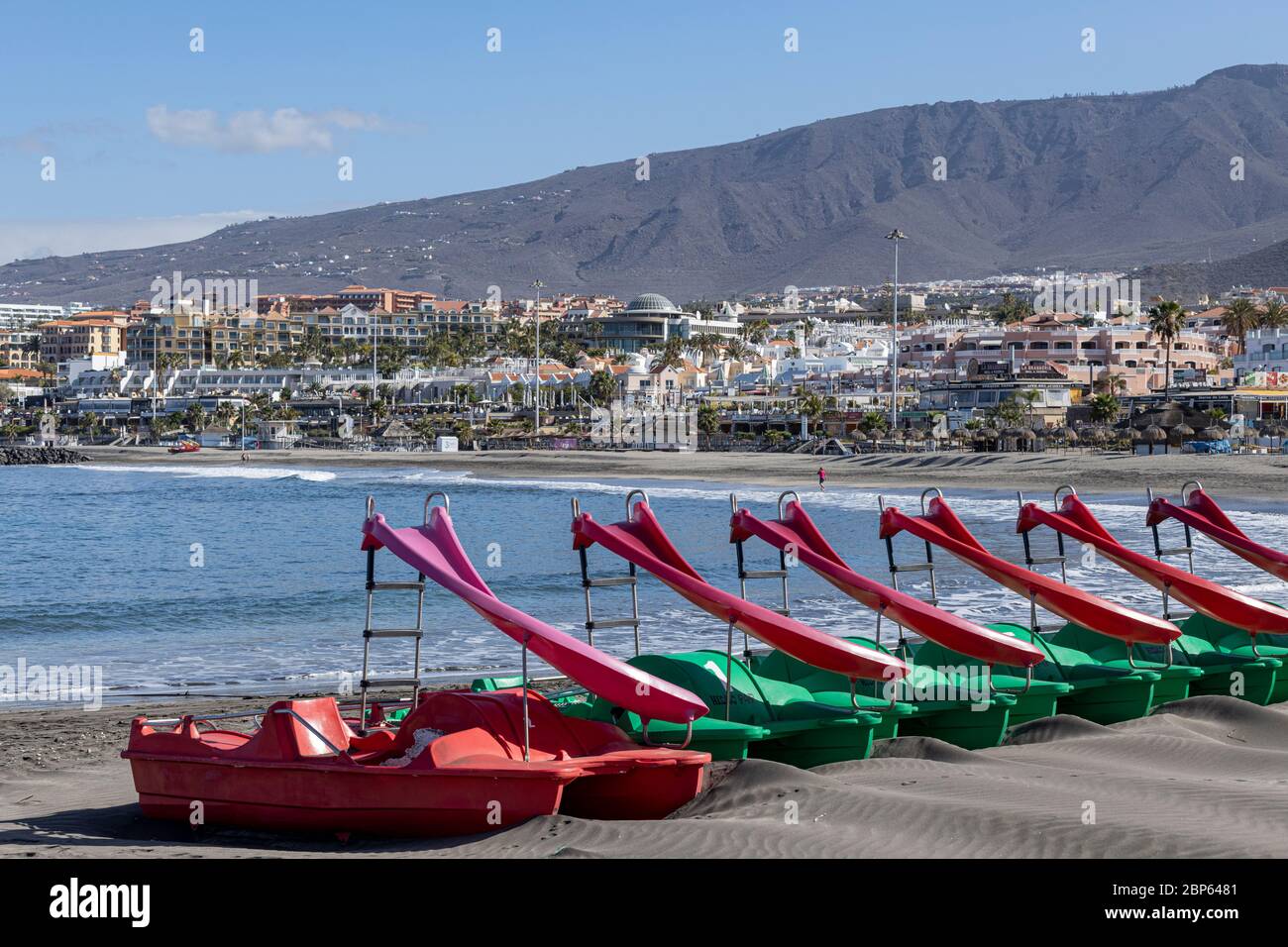 Pédalos garés sur la plage avec sable construisant de petites dunes autour d'eux car ils sont inutilisés pendant plus de soixante jours, pendant la phase un de la désescalade Banque D'Images