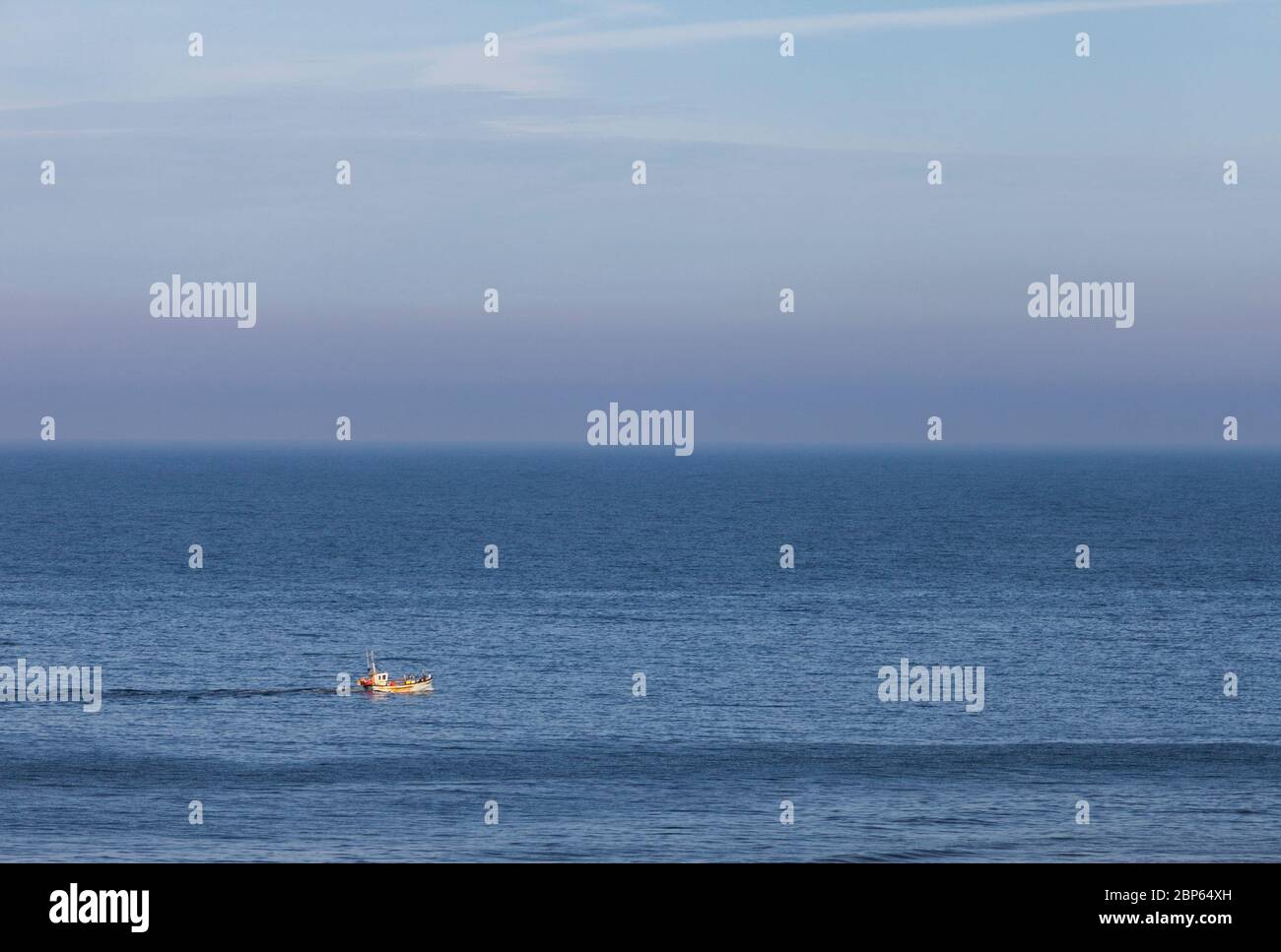 Petit bateau de pêche au large de la côte de Cumbrian dans la mer irlandaise passant par Lowca Banque D'Images