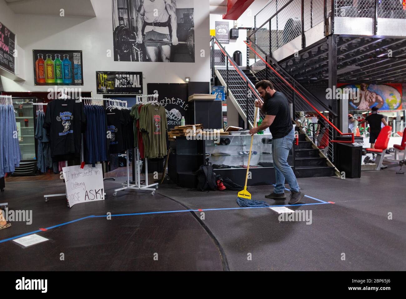 Bellmawr, New Jersey, États-Unis. 17 mai 2020. Ian Smith mlave le sol avec un désinfectant au gymnase Atilis à Bellmawr, NJ, le lundi 18 mai 2020. Crédit : Dave Hernandez/ZUMA Wire/Alay Live News Banque D'Images