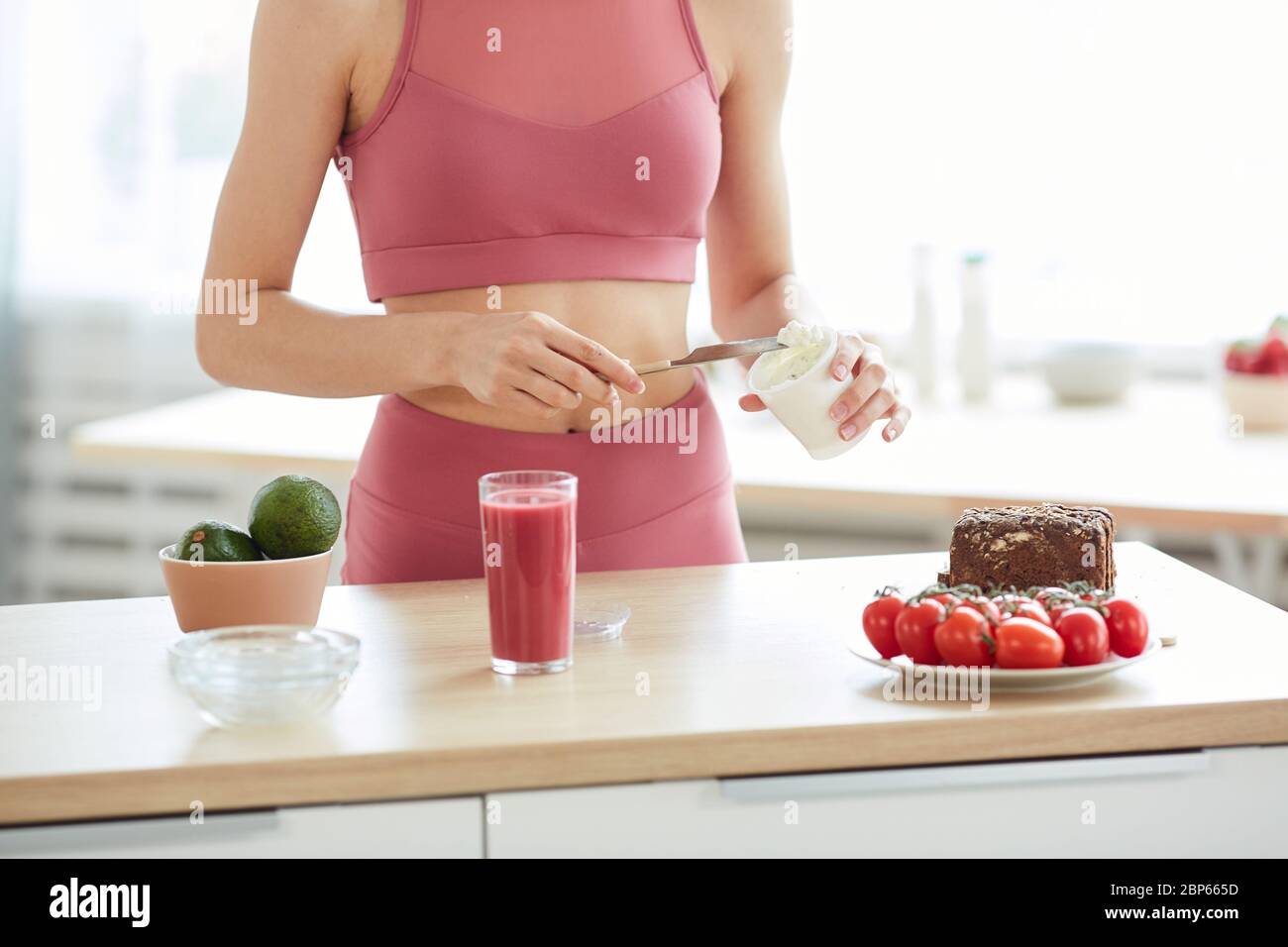 Gros plan de femme méconnaissable cuisant des aliments de fitness dans la cuisine, espace de copie Banque D'Images