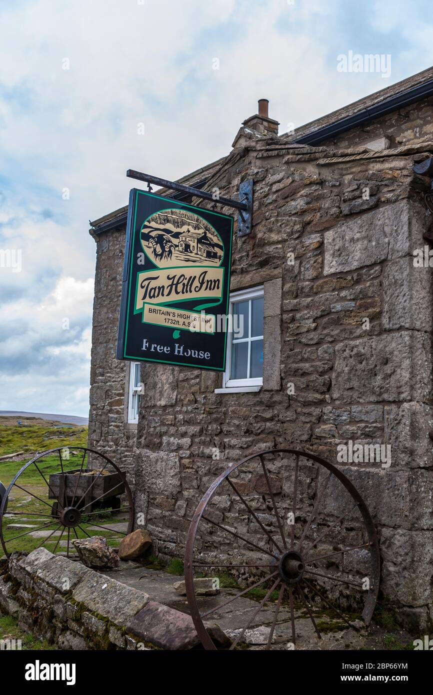 Le Tan Hill Inn, situé à l'extrémité de la colline, dans le North Yorkshire, en Angleterre, au Royaume-Uni : le pub le plus haut de Grande-Bretagne Banque D'Images