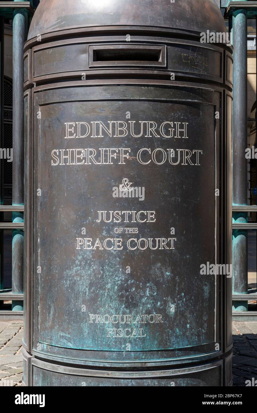 Panneau pour Edinburgh Sheriff court et Justice of the Peace court sur Chambers Street à Edinburgh, Écosse, Royaume-Uni Banque D'Images