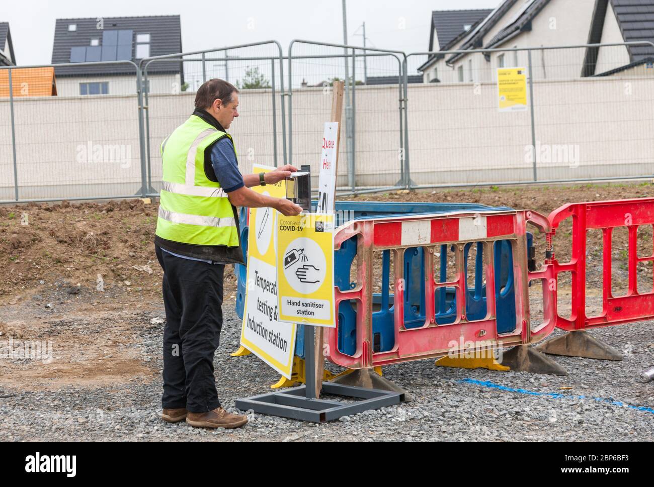 Carrigaline, Cork, Irlande. 18 mai 2020. Le premier jour de la phase 1 avec l'assouplissement des restrictions de Covid-19, un travailleur arrive au poste d'essai de température du site de construction d'Astra à Janeville, Carrigaline, Co. Cork, Irlande. - crédit; David Creedon / Alamy Live News Banque D'Images