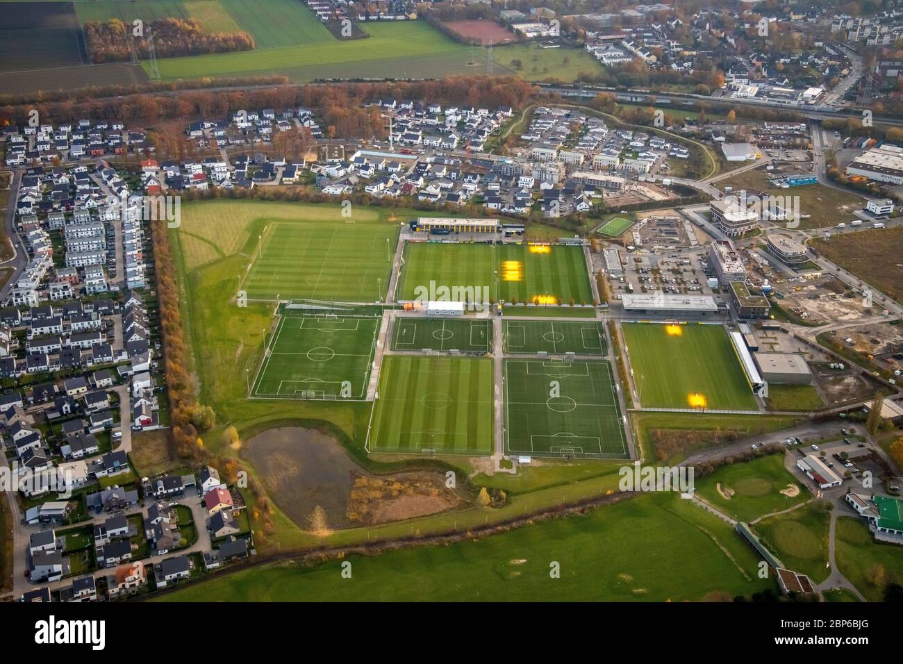 Vue aérienne, quartier résidentiel Hohenbuschei, terrain d'entraînement BVB, champ de tir, Dortmund Brackel, Dortmund, région de la Ruhr, Rhénanie-du-Nord-Westphalie, Allemagne Banque D'Images