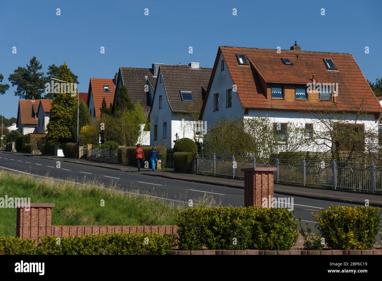 NEUSTADT (Hesse), en Allemagne - le 19 avril 2015 : Les bâtiments et la rue d'une ville de province. Banque D'Images