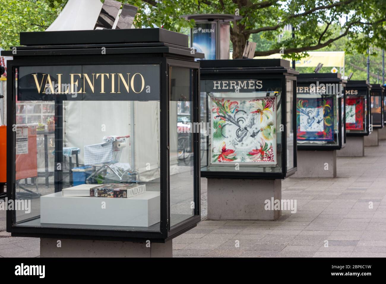 BERLIN - 05 juin 2016 : la publicité extérieure sur la célèbre rue commerçante de Berlin, Kurfürstendamm. Banque D'Images