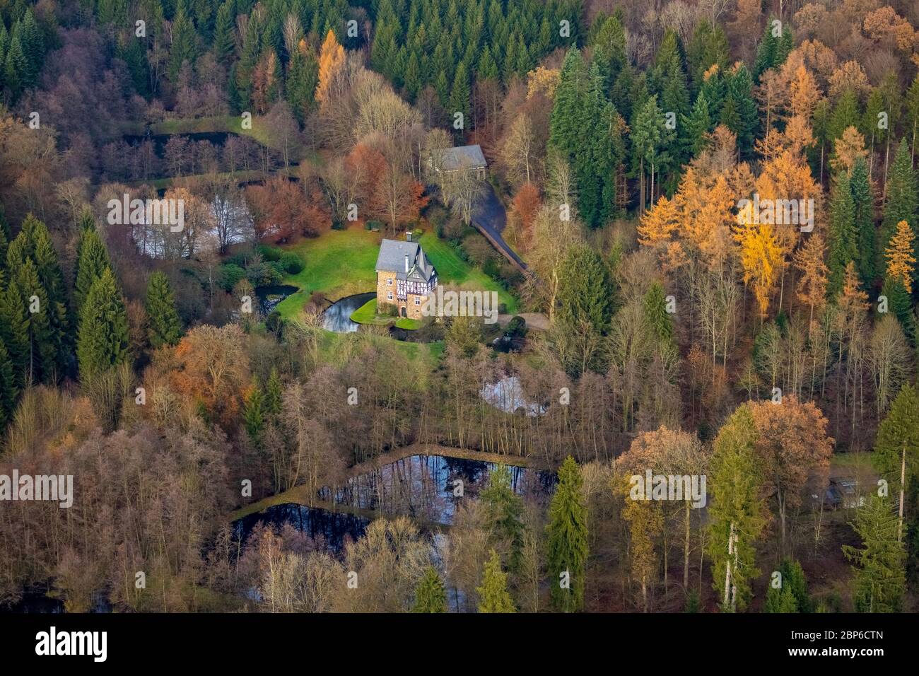 Vue aérienne, château de Badinghagen meurré privé, Agger, Meinerzhagen, pays aigre, Märkischer Kreis, Rhénanie-du-Nord-Westphalie, Allemagne Banque D'Images