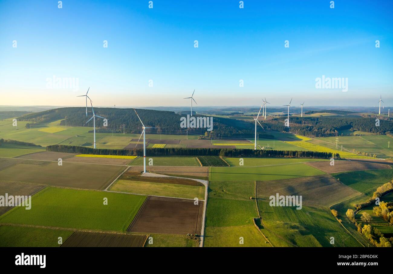 Vue aérienne, éoliennes, Goldbachtal, Brilon, pays aigre, Rhénanie-du-Nord-Westphalie, Allemagne Banque D'Images