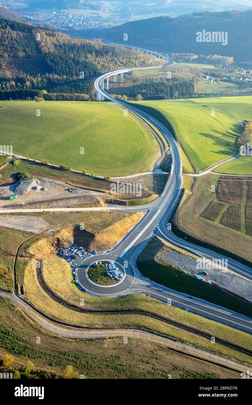 Vue aérienne, rond-point au bout de l'autoroute, extension de l'autoroute A46, liaison entre Bestwig et Olsberg avec Autobahnbrück Nutlar, Bestwig, pays aigre, Rhénanie-du-Nord-Westphalie, Allemagne Banque D'Images