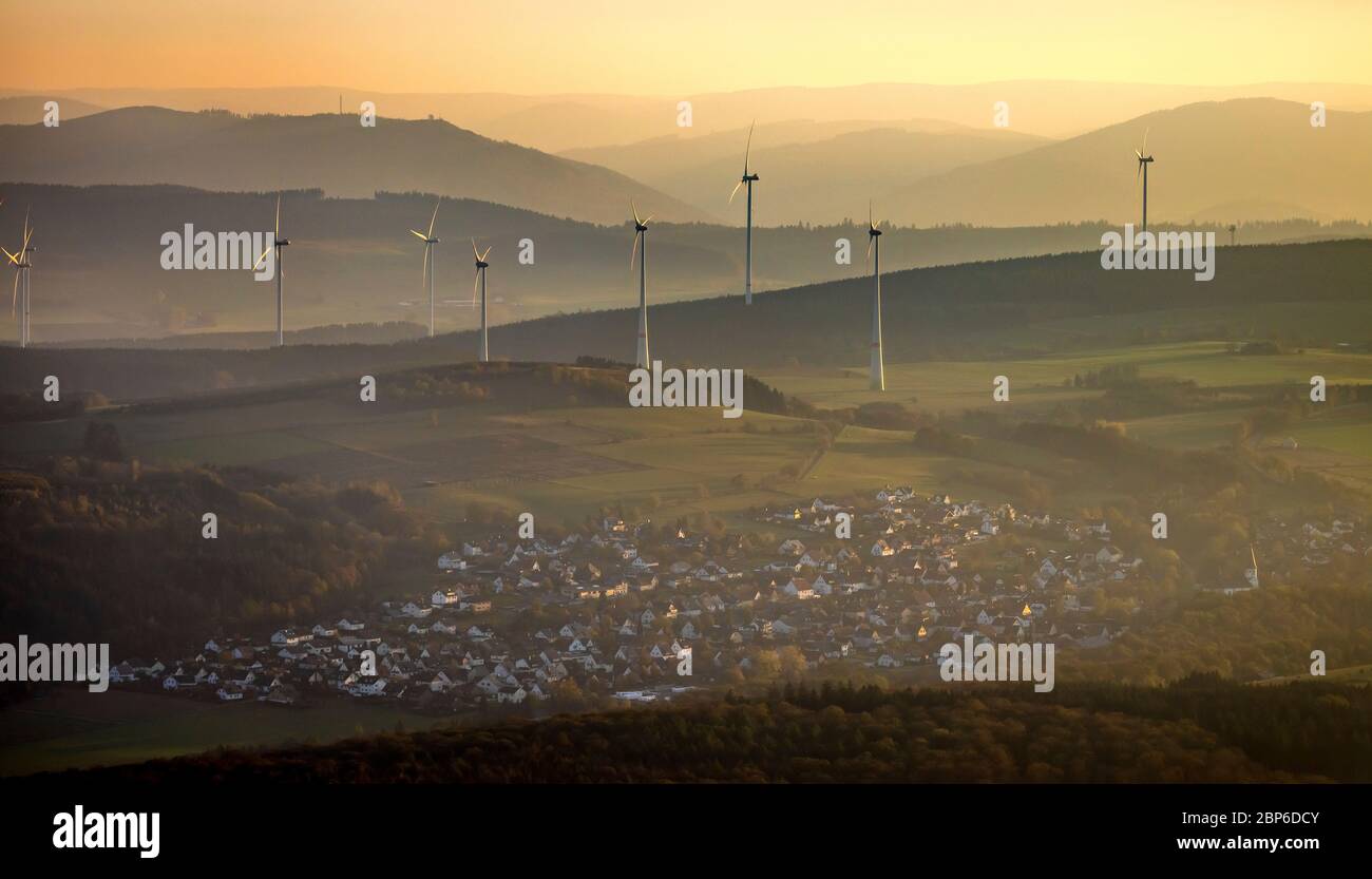 Vue aérienne, éoliennes, Scharfenberg, paysage vallonné, Brilon, pays aigre, Rhénanie-du-Nord-Westphalie, Allemagne Banque D'Images