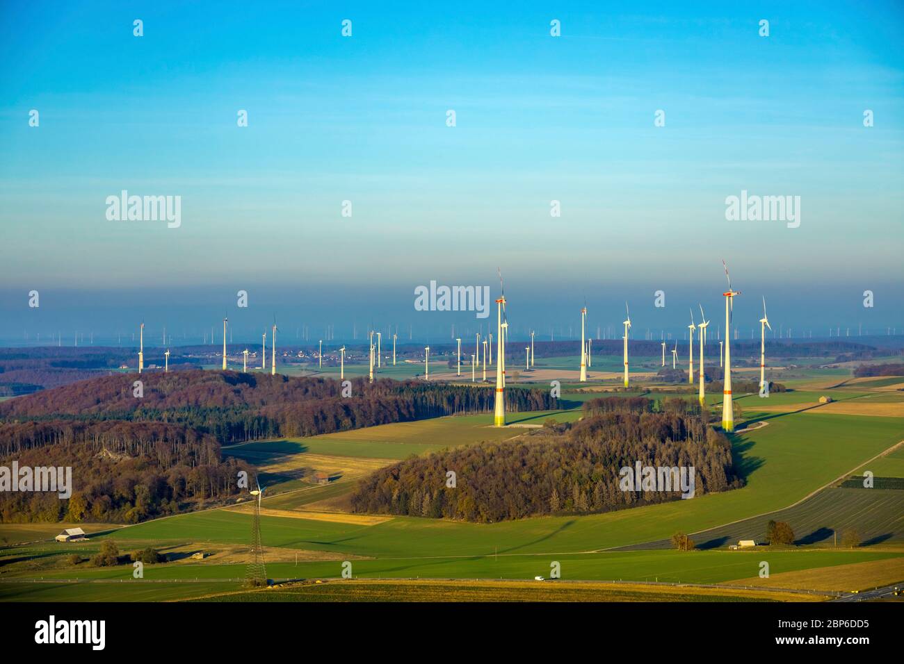 Vue aérienne, éoliennes, Goldbachtal, Brilon, pays aigre, Rhénanie-du-Nord-Westphalie, Allemagne Banque D'Images