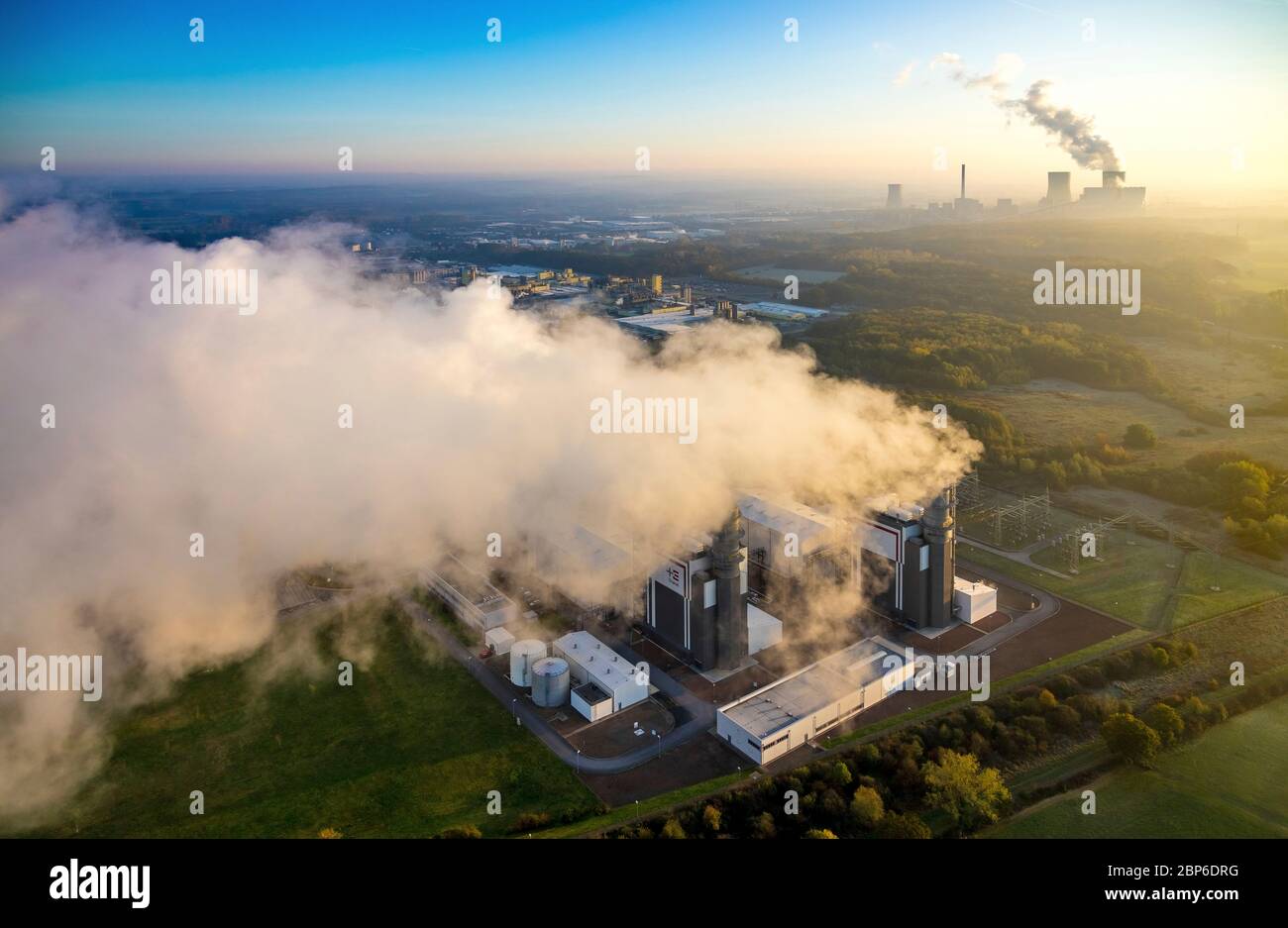 Vue aérienne, centrale à turbine à gaz, GUD, Trianel, émission, air d'échappement de refroidissement, centrale au charbon RWE, impression du matin, compteur avec ciel bleu et fumée de centrale, tour de refroidissement, Hamm, région de la Ruhr, Rhénanie-du-Nord-Westphalie, Allemagne Banque D'Images