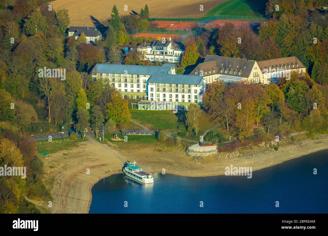 Vue aérienne, Bienvenue Hôtel Meschede / Hennesee et jetée Hennesee, basse eau sur la côte, Meschede, pays aigre, Rhénanie-du-Nord-Westphalie, Allemagne Banque D'Images