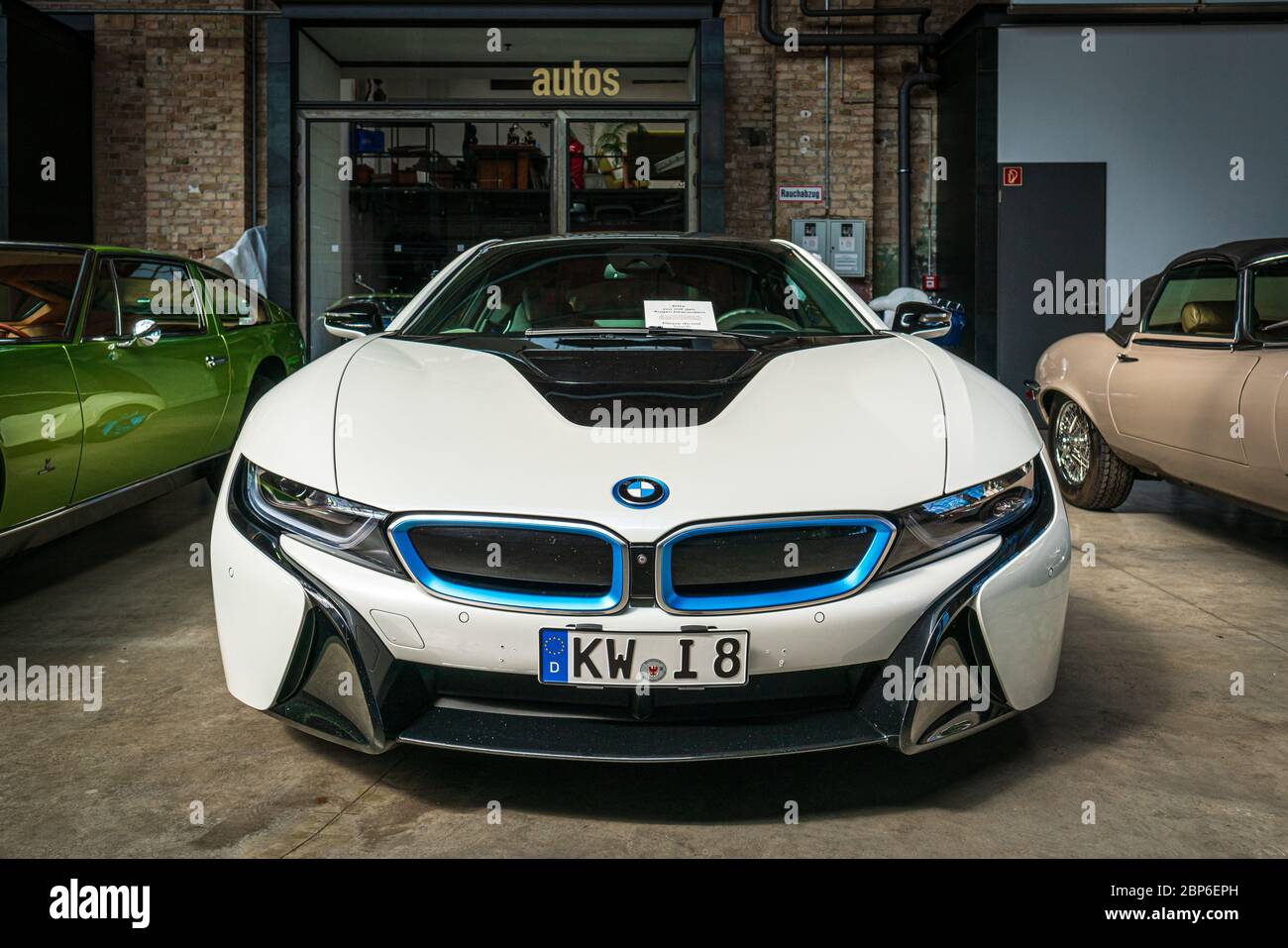 BERLIN - 11 MAI 2019 : Plug-in hybride de voiture de sport BMW i8. 32ème Journée Oldtimer Berlin-brandebourg. Banque D'Images