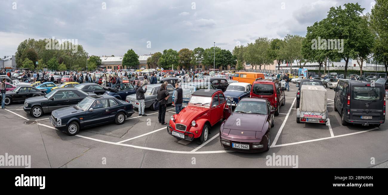 BERLIN - 11 MAI 2019 : vue panoramique sur le parking avec divers oldtimer et youngtimer. 32ème Journée Oldtimer Berlin-brandebourg. Banque D'Images