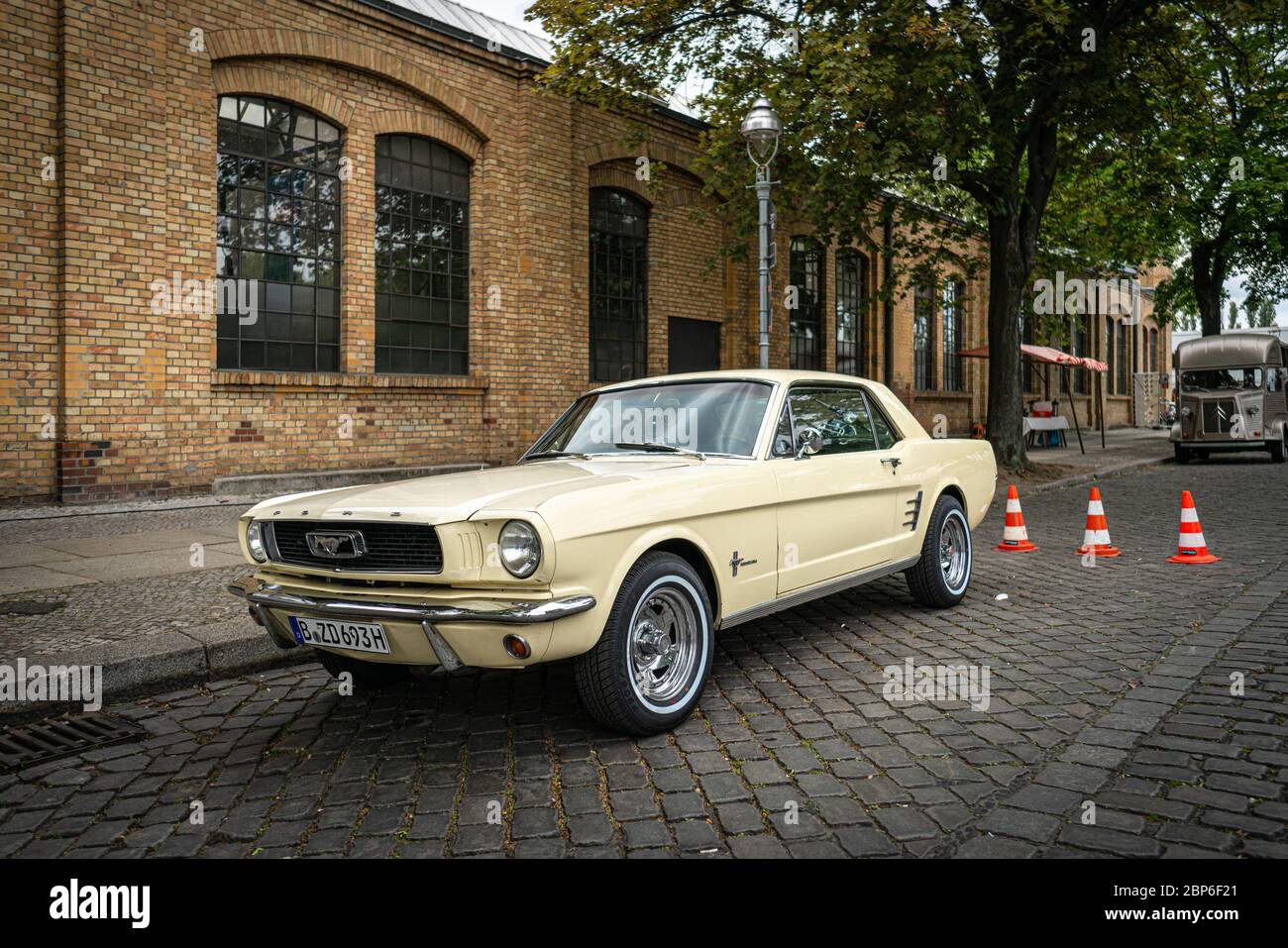 BERLIN - 11 MAI 2019 : Pony car Ford Mustang (première génération). 32ème Journée Oldtimer Berlin-brandebourg. Banque D'Images