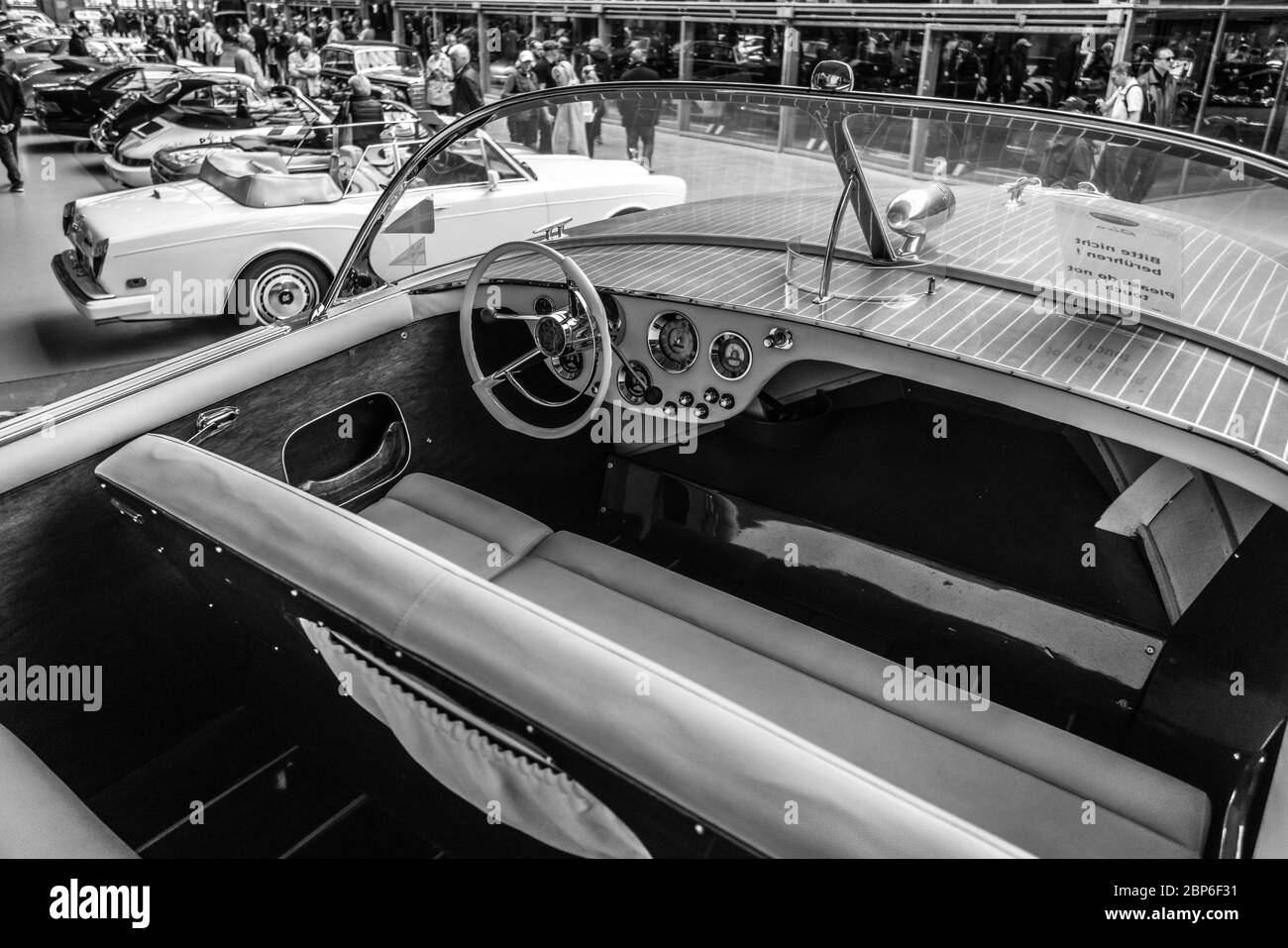 BERLIN - 11 MAI 2019 : l'intérieur de bateau moteur Molinari Super Tovel Riva, 1963. Noir et blanc. 32ème Journée Oldtimer Berlin-brandebourg. Banque D'Images