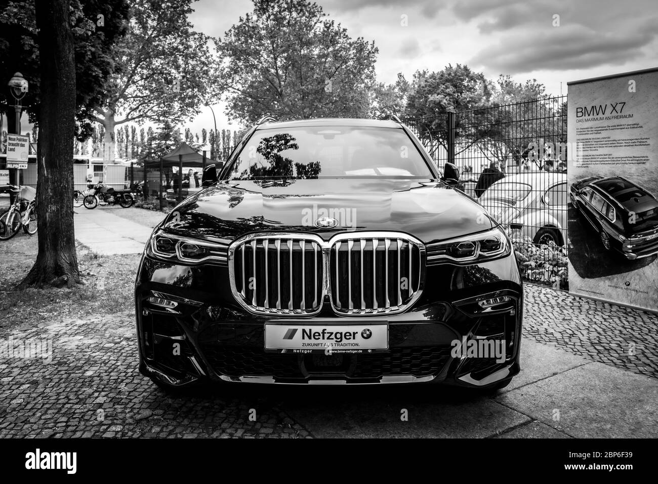BERLIN - 11 MAI 2019 : Full-size SUV de luxe BMW X7 xDrive40i. Noir et blanc. 32ème Journée Oldtimer Berlin-brandebourg. Banque D'Images