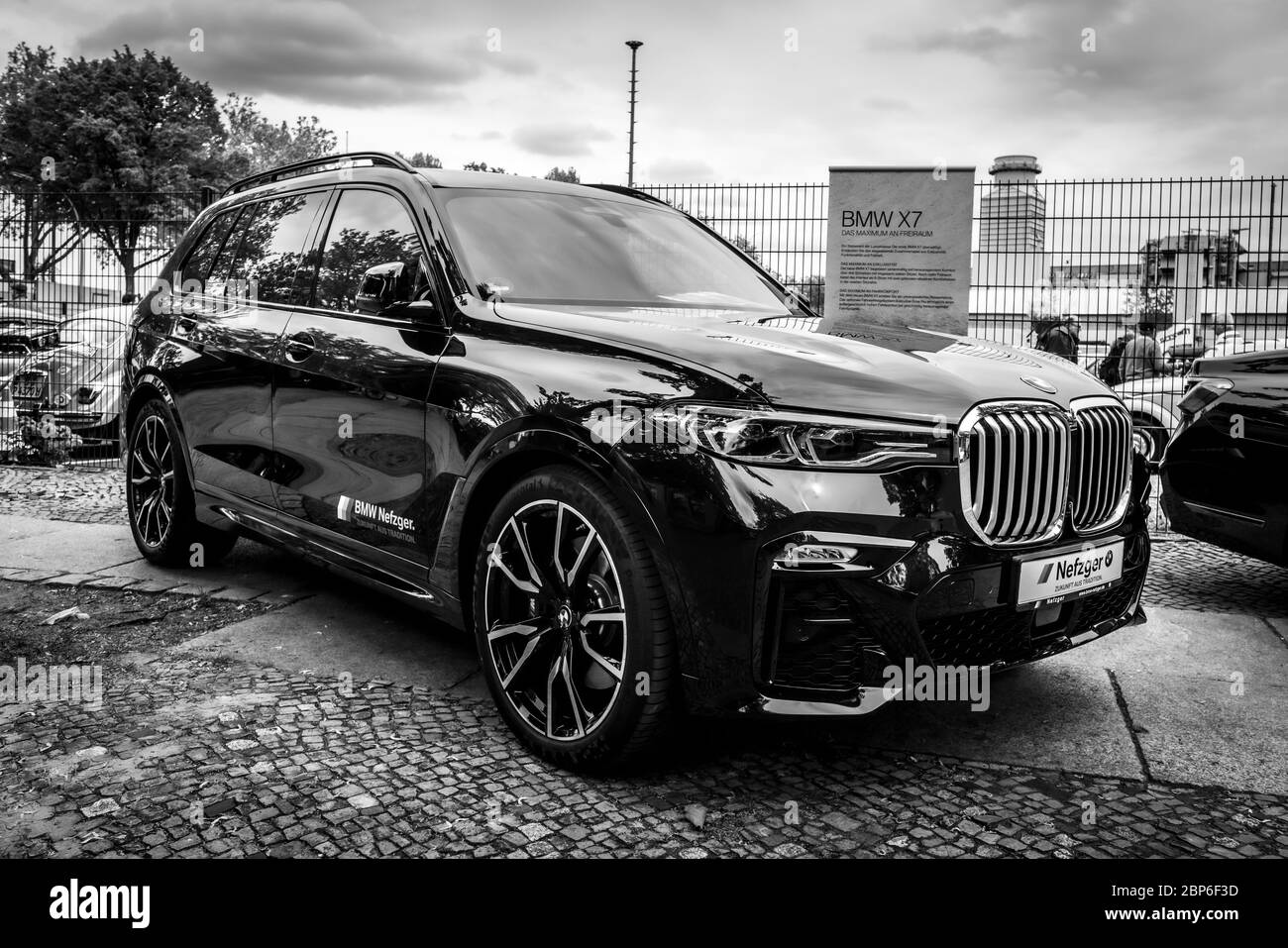 BERLIN - 11 MAI 2019 : Full-size SUV de luxe BMW X7 xDrive40i. Noir et blanc. 32ème Journée Oldtimer Berlin-brandebourg. Banque D'Images