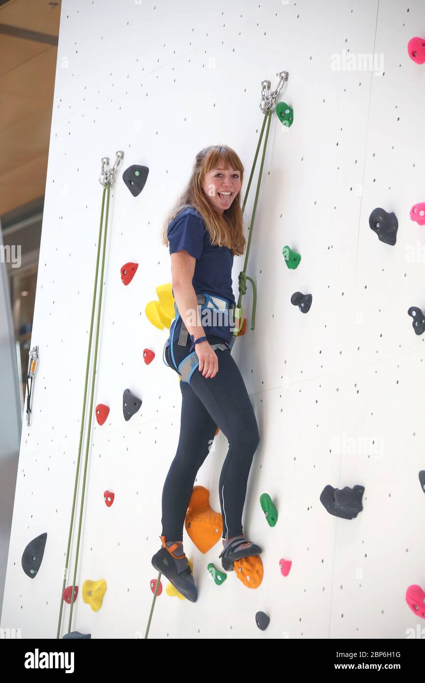 Joanna Semmelrogge, célébrité grimpant sur le mur d'escalade professionnel de 16m de haut dans Europa passage,Hambourg,13.06.2019 Banque D'Images