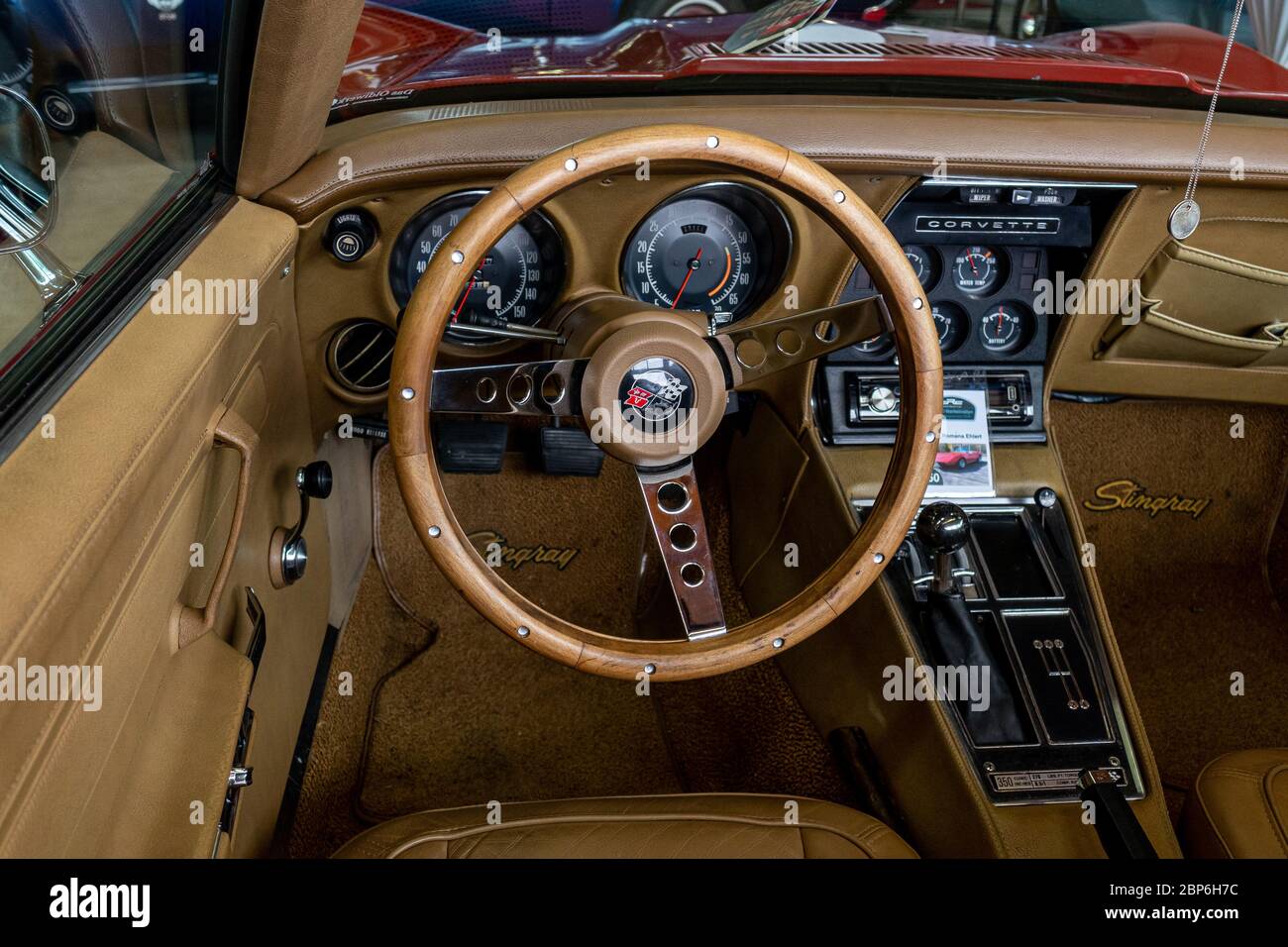 PAAREN IM GLIEN, ALLEMAGNE - 08 juin 2019 : l'intérieur de voiture de sport Chevrolet Corvette (C3). Die Oldtimer Show 2019. Banque D'Images