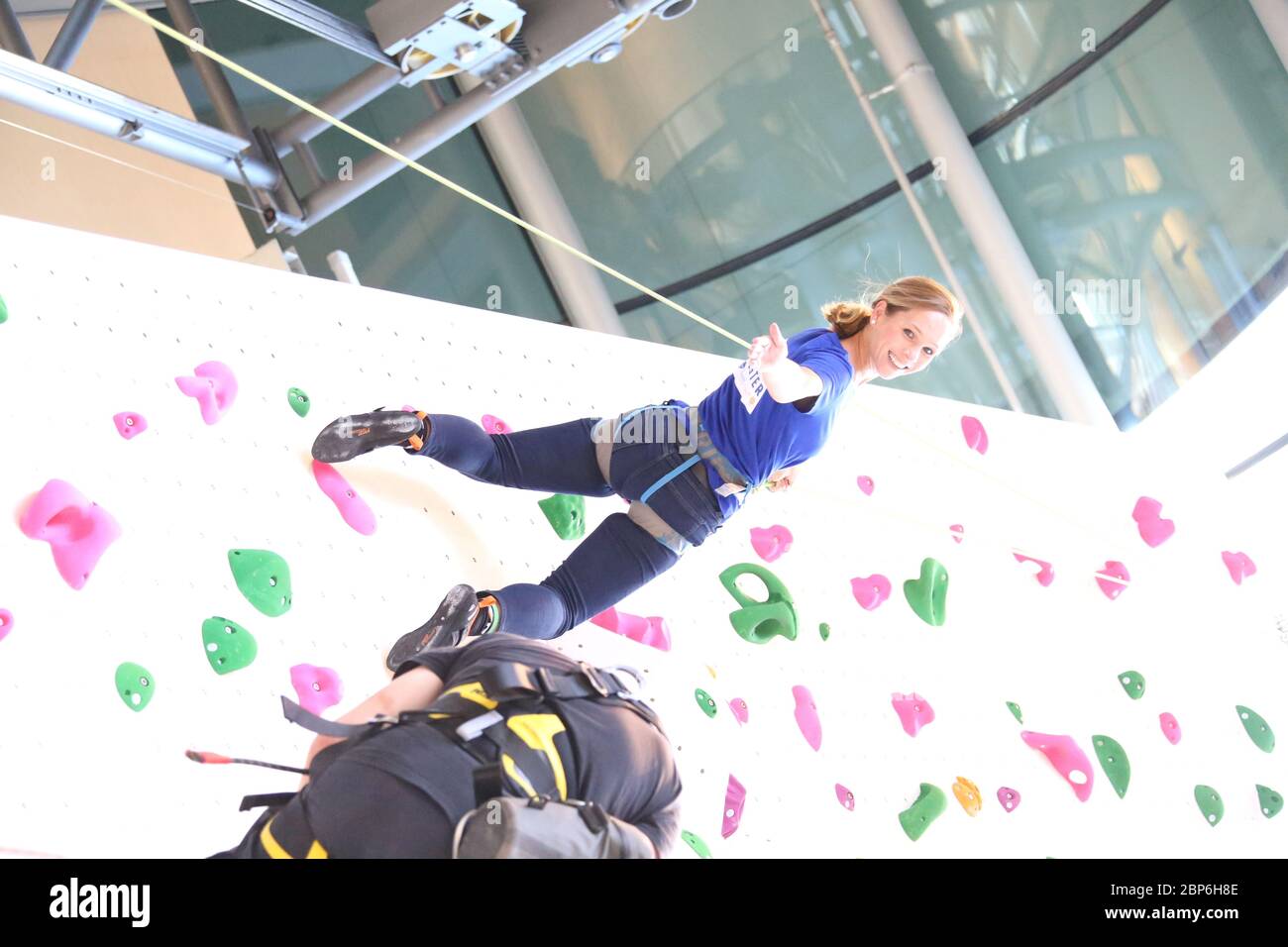 Ilka Gronewold, célébrité grimpant sur le mur d'escalade professionnel de 16m de haut dans le passage Europa, Hambourg, 13.06.2019 Banque D'Images
