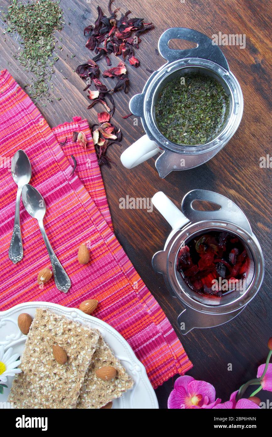 Belle matinée avec une tasse de thé aux fruits chauds et une collation saine Banque D'Images