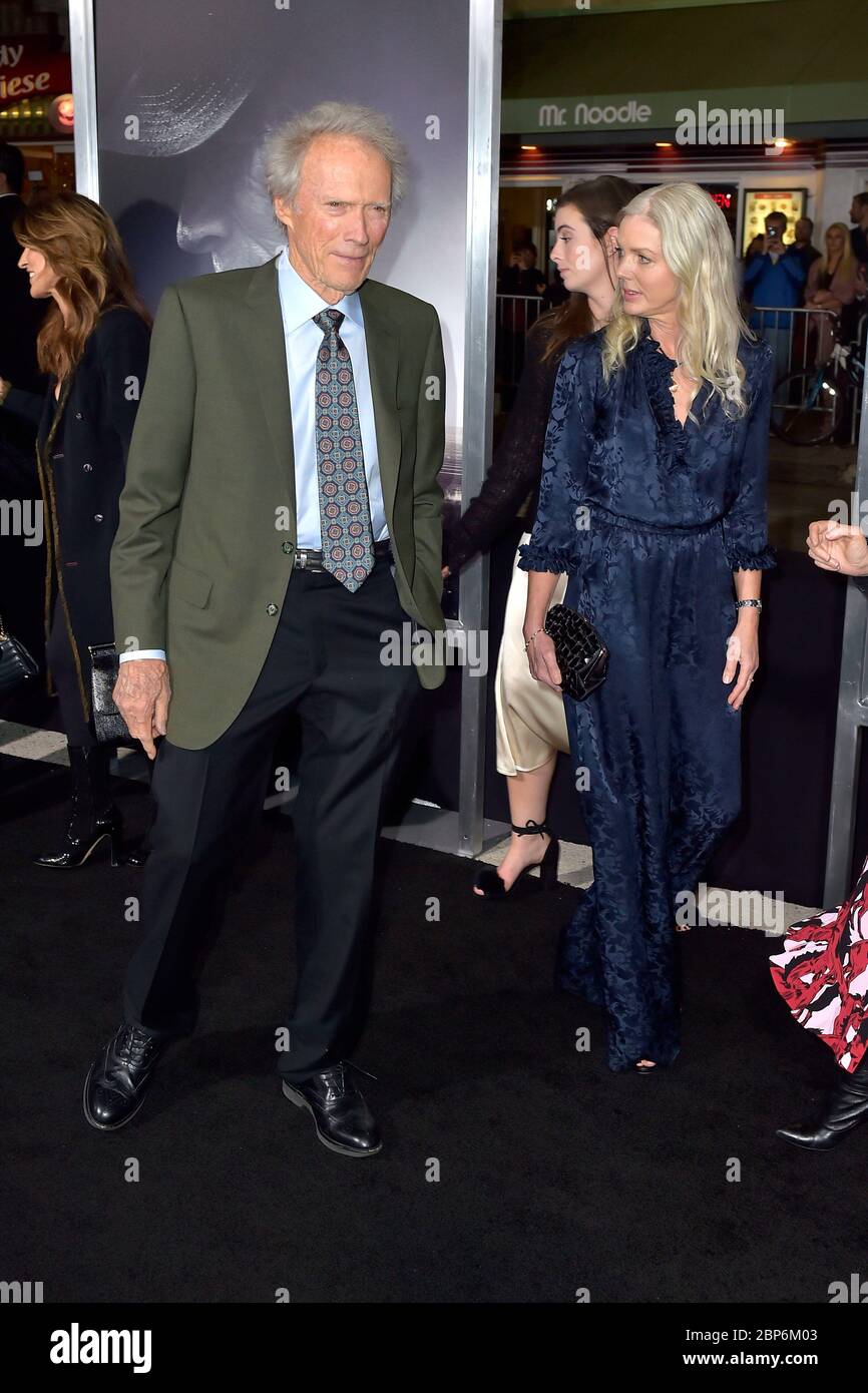 Westwood, États-Unis. 10 décembre 2018. Clint Eastwood avec sa petite amie Christina Sandera à la première mondiale du film « The Mule » au Regency Village Theatre. Westwood, 12/10/2018 | usage dans le monde crédit: dpa/Alay Live News Banque D'Images
