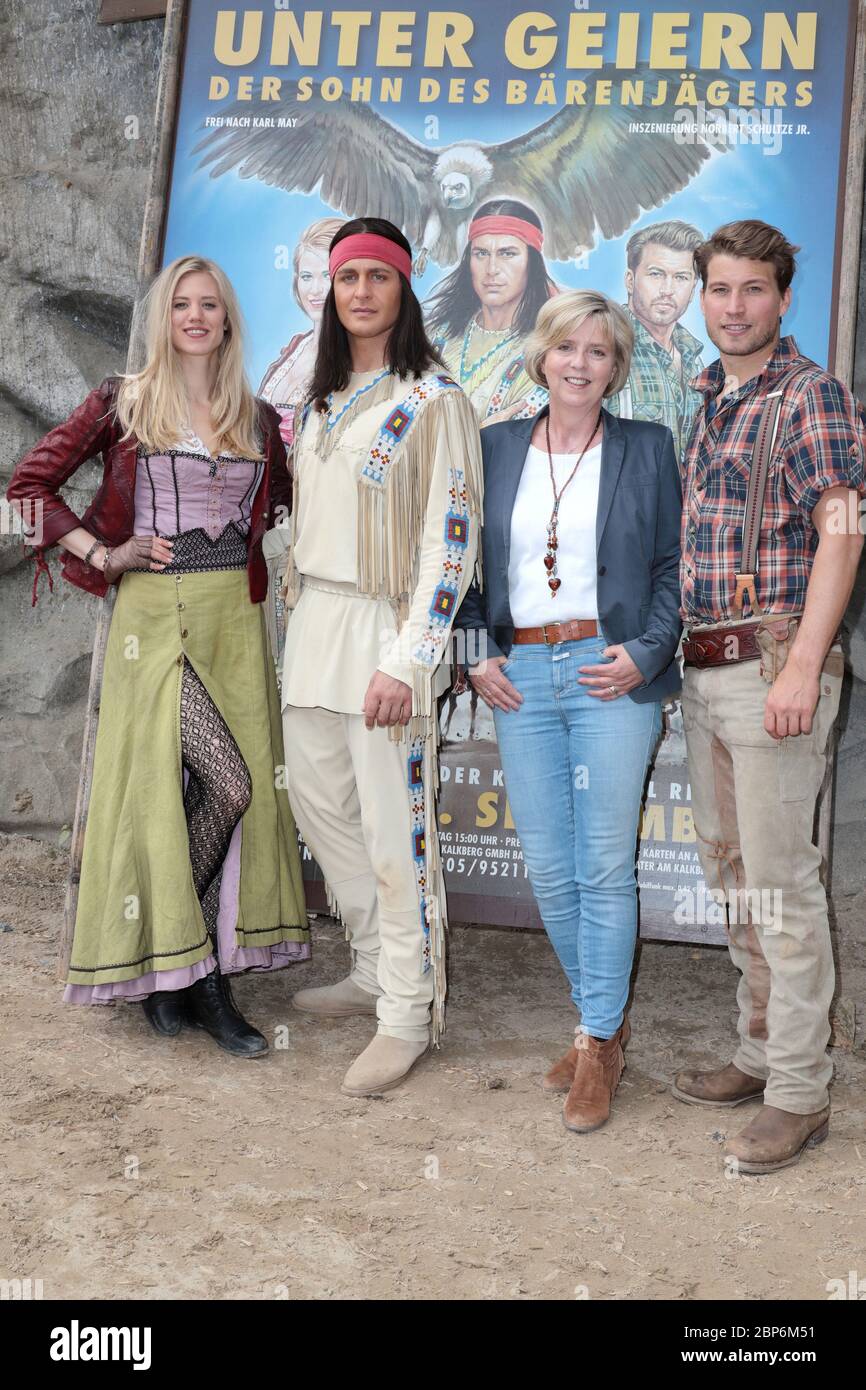 Alexander Klaws (Winnetou),Larissa Marolt (Tiffany O Toole),Raul Richter (Martin Baumann),et Uta Thienel,directrice de presse de la nouvelle saison du Festival de Mai Kayl sous Geiern - le fils du Baehrenjaeger,Bad Segeberg,21.06.2019 Banque D'Images