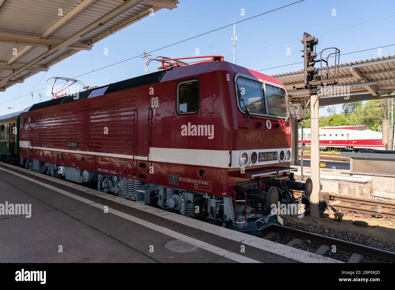 Locomotive électrique 243 005-6 et entrée centrale confortable et couloir latéral de l'ancien Reichsbahn allemand à Berlin-Lichtenberg. Banque D'Images