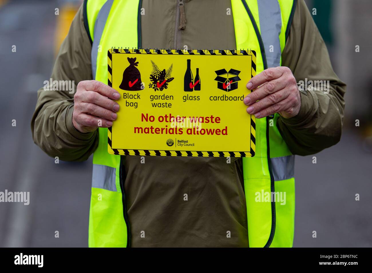 Blackstaff Way Belfast, Antrim, Royaume-Uni. 18 mai 2020. Gros dos de queue alors que le centre de recyclage de Belfast rouvre après l'arrêt de Covid19, une grosse queue de voitures faisait la queue pour entrer dans le centre de recyclage de Blackstaff à Belfast Ouest aujourd'hui.les gens doivent apporter une preuve d'adresse car seuls ceux qui vivent dans la région de Belfast City Council pourraient avoir accès à la centre. Crédit : Bonzo/Alay Live News Banque D'Images