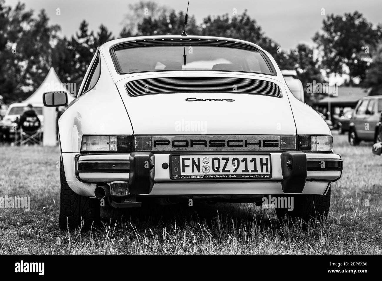 PAAREN IM GLIEN, ALLEMAGNE - 08 JUIN 2019 : voiture de sport Porsche 911 Carrera, 1976. Vue arrière. Noir et blanc. Die Oldtimer Show 2019. Banque D'Images