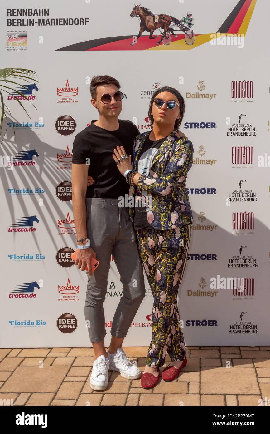 Julian F.M. Stoeckel (bourgeois, Julian Frederik Moritz Stoeckel) avec des amis lors de la journée de course médiatique sur le circuit de trotting à Berlin-Mariendorf au Derby allemand de Traber. Banque D'Images