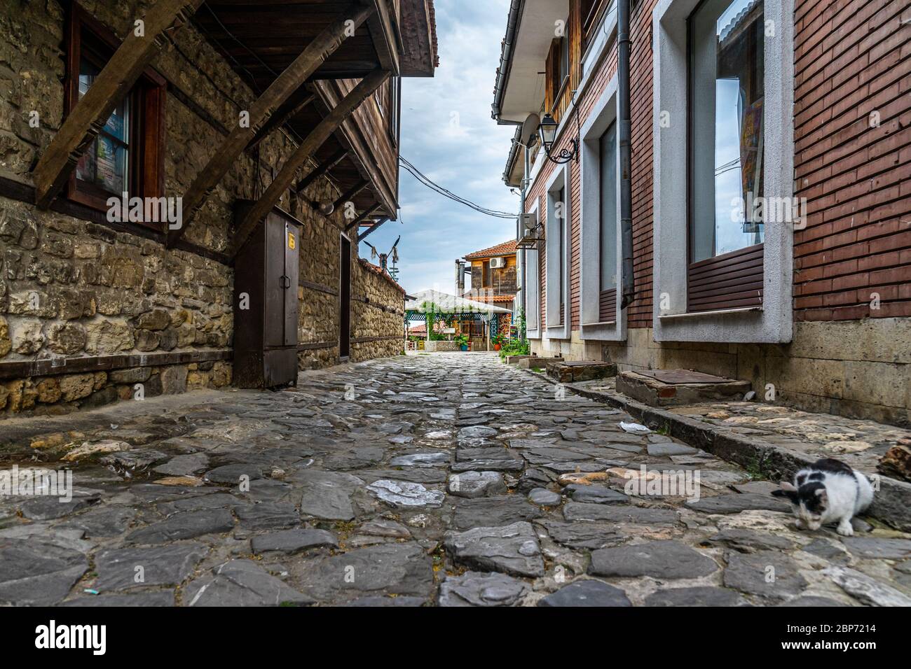 NESSEBAR, Bulgarie - 22 juin 2019 : Belle et ruelle de l'ancienne ville de bord de mer. Rues désertes en début de matinée. Banque D'Images