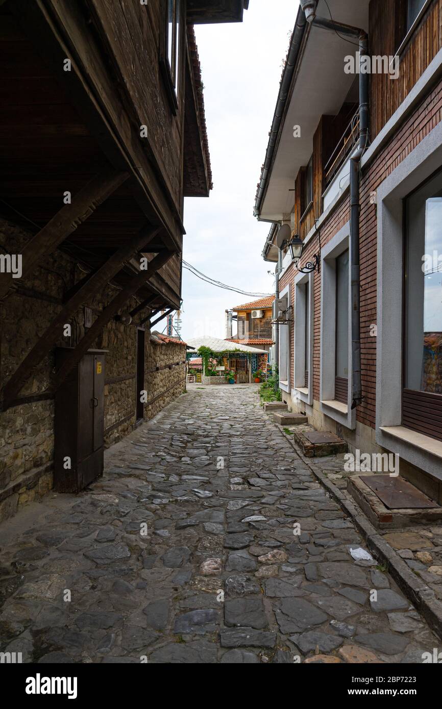 NESSEBAR, Bulgarie - 22 juin 2019 : Belle et ruelle de l'ancienne ville de bord de mer. Rues désertes en début de matinée. Banque D'Images