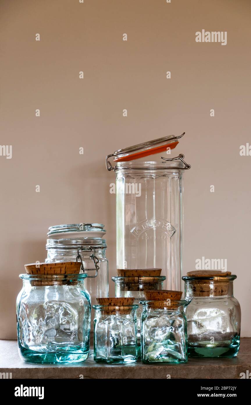 Une collection de pots vides de conservation et de conservation ou de pickling en verre sur une étagère de cuisine. Banque D'Images