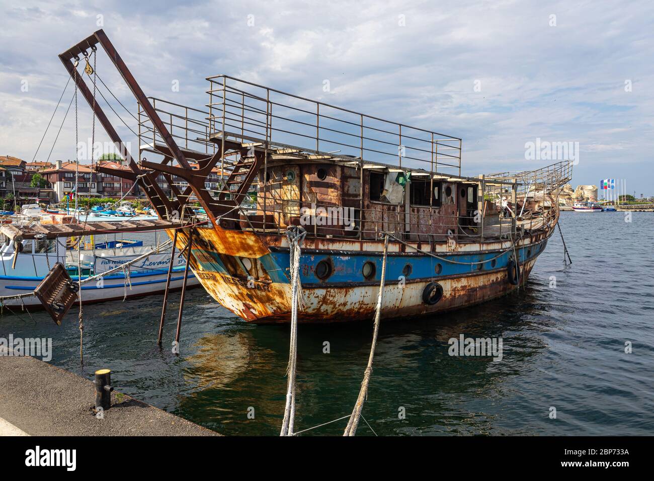 NESSEBAR, Bulgarie - 22 juin 2019 : vieux, rouillé et abandonné le navire 'Nymphe' dans le port maritime de la ville ancienne. Banque D'Images