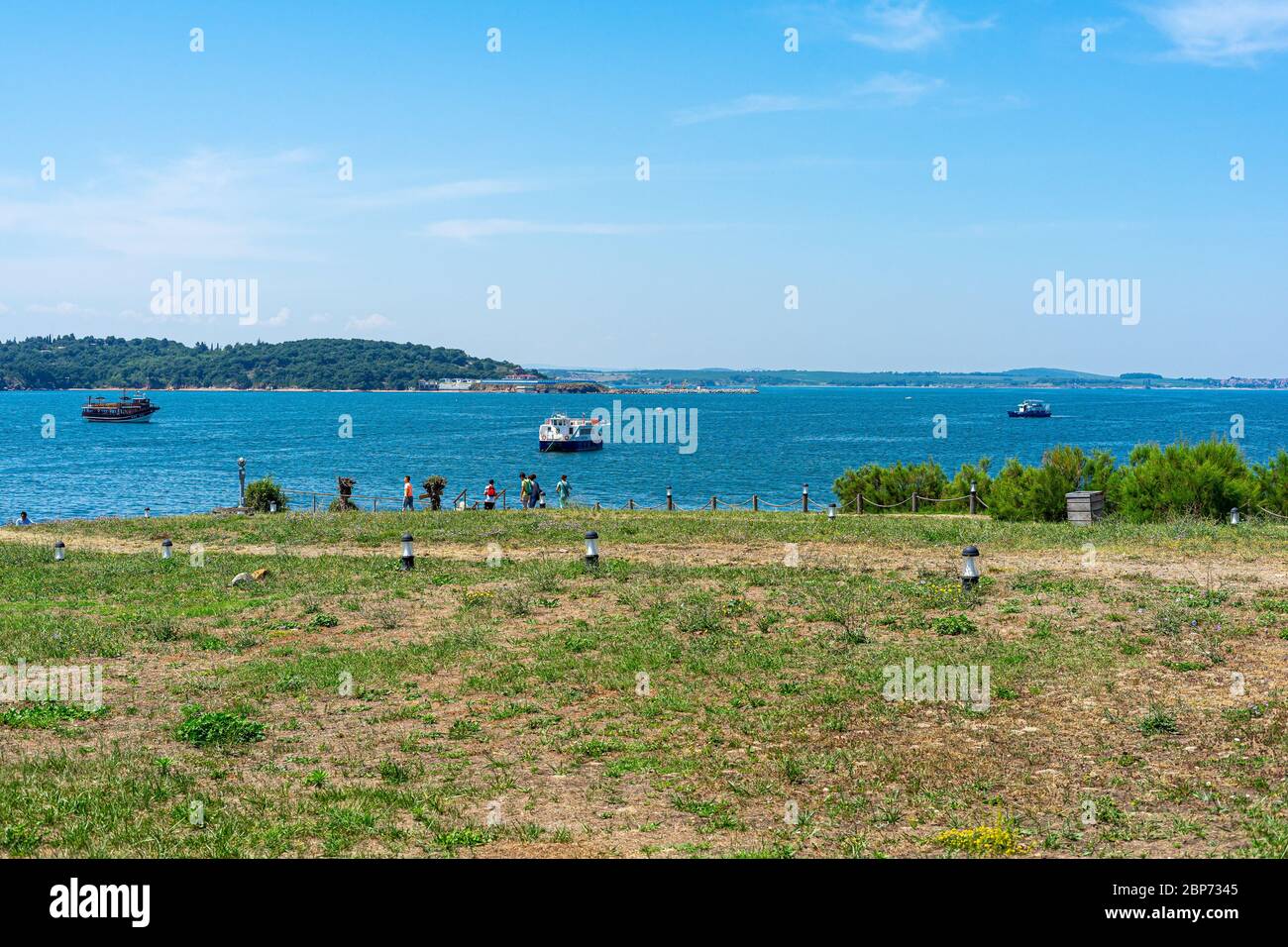 ST. ÎLE ANASTASIA, BULGARIE - 23 JUIN 2019 : bateaux de plaisance dans la baie Burgas de la mer Noire. Touristes sur la rive. Vue sur la mer depuis l'île de Saint Anastasia. Banque D'Images