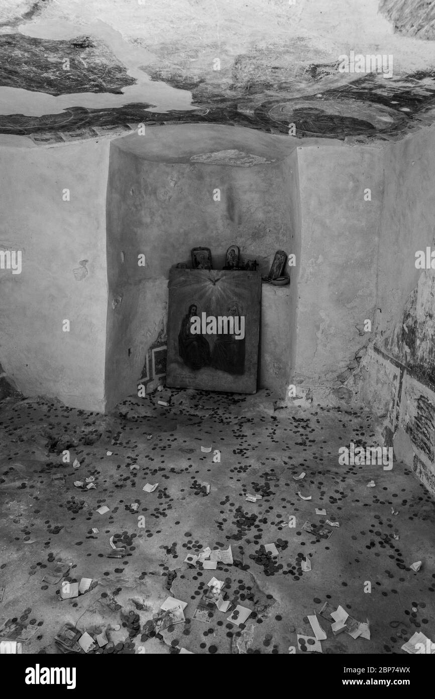ALADZHA, BULGARIE - 26 juin 2019 : l'intérieur de la cité médiévale chrétienne orthodoxe monastère Aladzha complexe de caverne. Noir et blanc. Banque D'Images