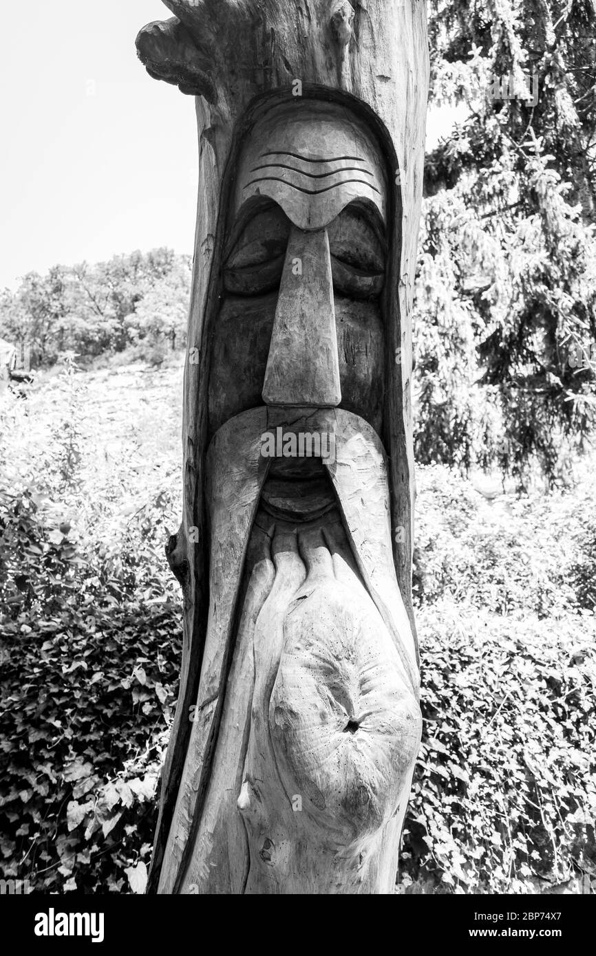 ALADZHA, BULGARIE - 26 JUIN 2019 : sculpture sur bois (image d'un moine orthodoxe) sur le territoire du monastère médiéval orthodoxe d'Aladzha. Noir et blanc. Banque D'Images
