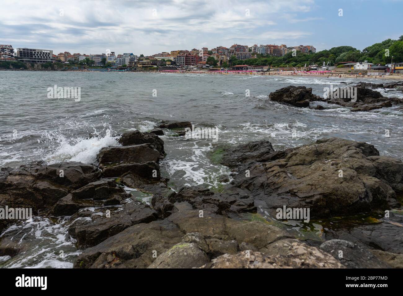 SOZOPOL, BULGARIE - 28 JUIN 2019 : vue sur la ville et la côte rocheuse de Sozopol dans l'ancienne ville balnéaire de la côte sud de la mer Noire bulgare. Banque D'Images