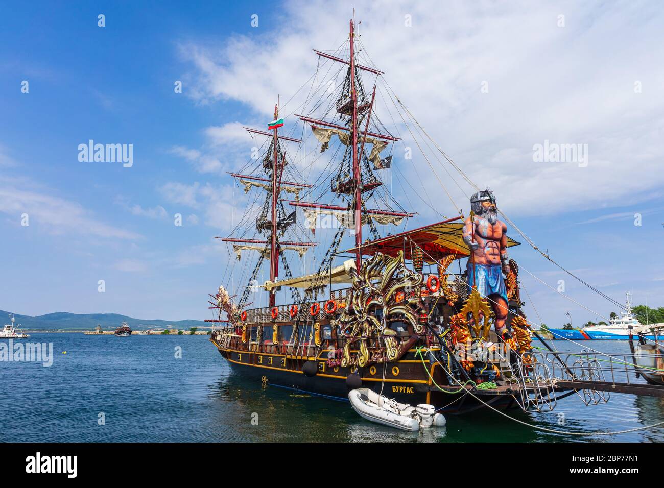 SOZOPOL, BULGARIE - 28 juin 2019 : un voilier plaisir sous la forme d'un bateau pirate. Banque D'Images