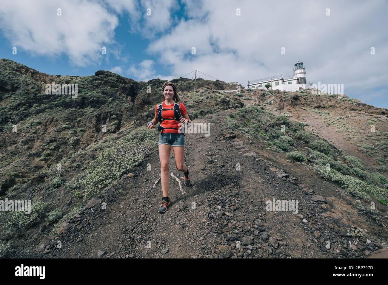 Femme sportive en course sur piste de cross-country Banque D'Images